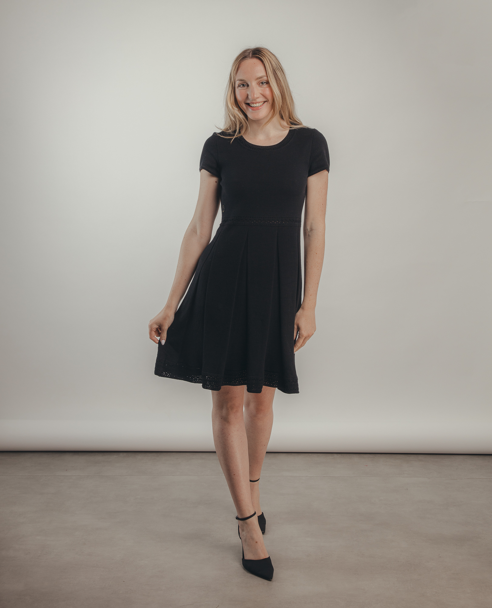 Robe noire cintrée et évasée cheap